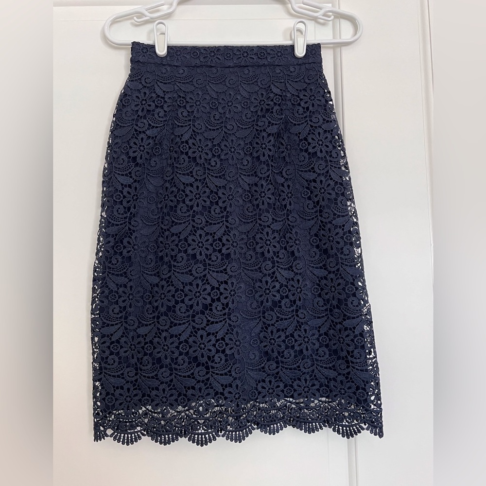 NWOT Uniqlo Lace MIDI Skirt. Navy Color. Size XS.
